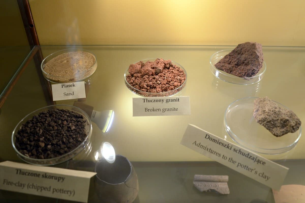 Refined Ball Clay raw lumps and mineral specimens